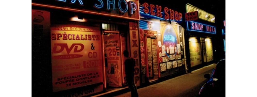 Kadınlar erkekleri seks shop'a alışverişe gönderiyor Kadınlar erkekleri seks shop'a alışverişe gönderiyor